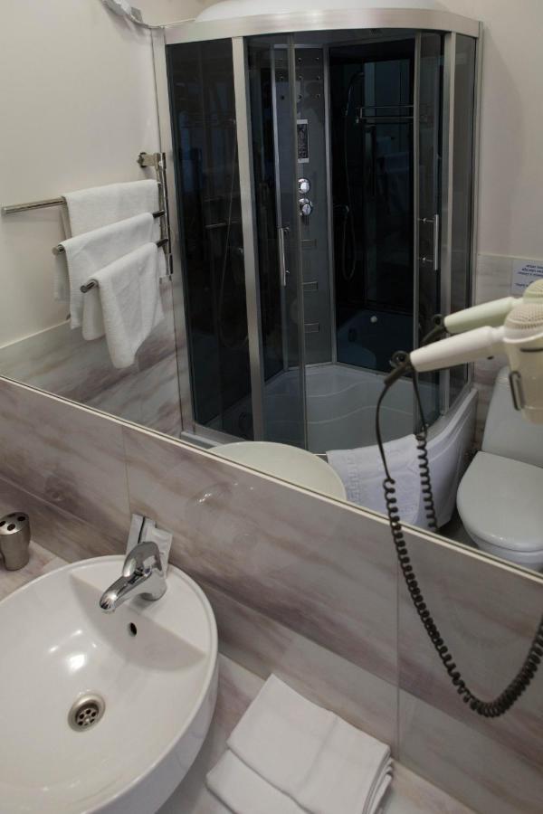 Mini Elegant Hotel Kiev Buitenkant foto
